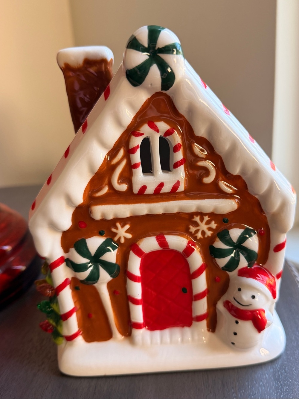 Mr. Christmas 7” Ceramic Gingerbread House, Illuminated, Very Good Condition
